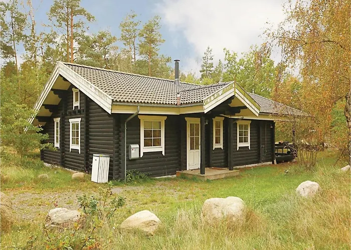 Three-bedroom In Aakirkeby בית נופש