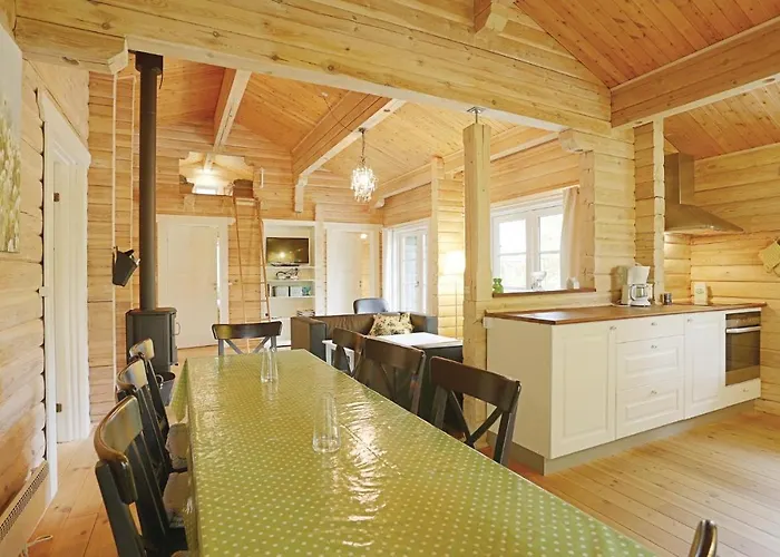 בית נופש Three-bedroom In Aakirkeby Åkirkeby
