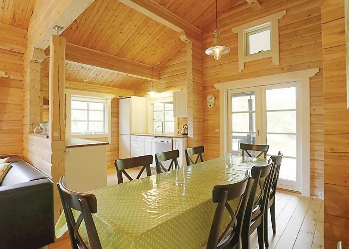 Three-bedroom In Aakirkeby בית נופש